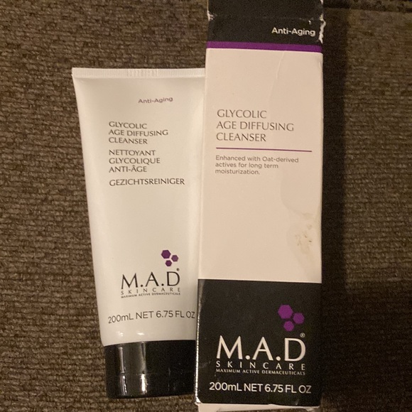 Age diffusing cleanser - Picture 2 of 2